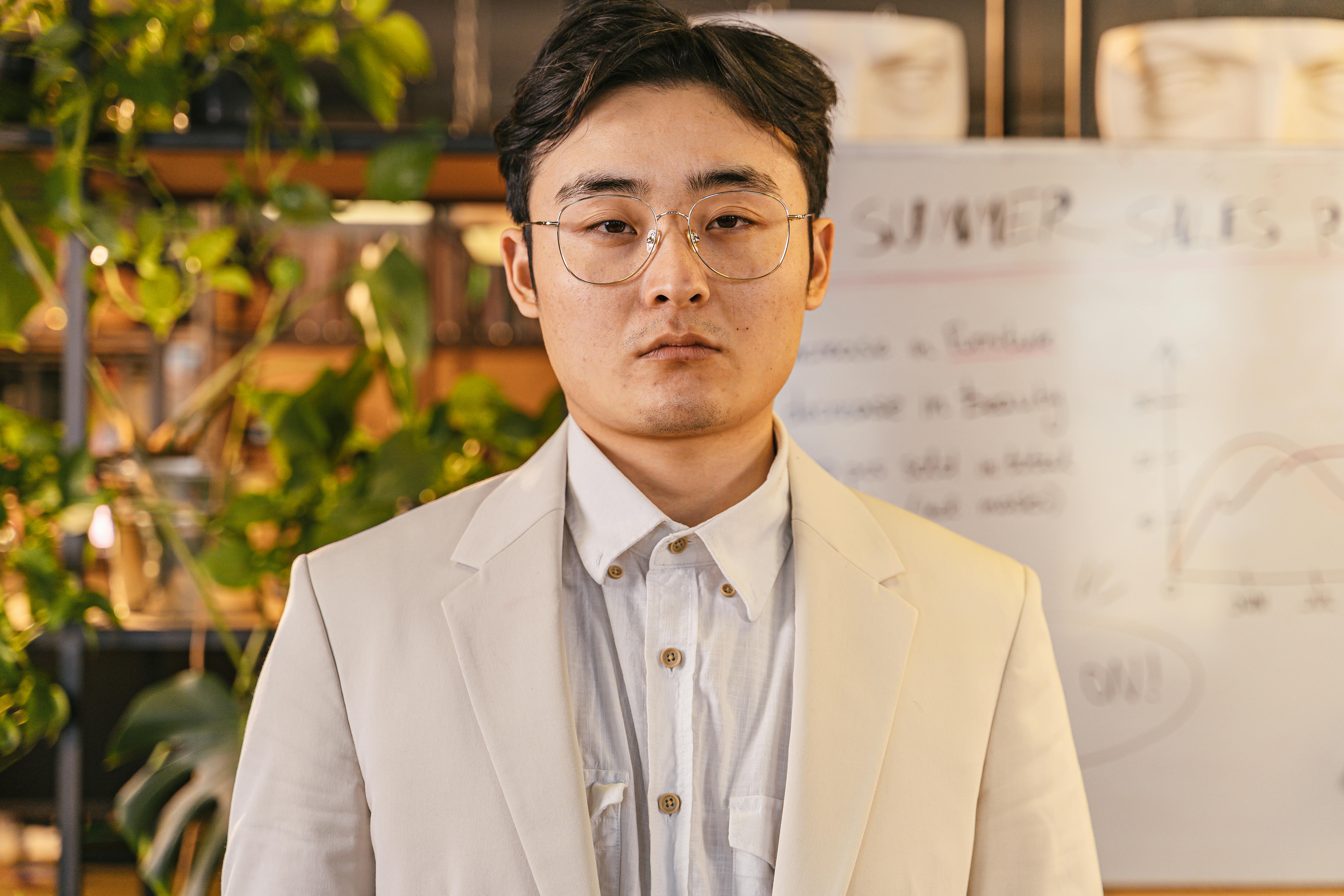 倉庫内で打ち合わせをするスタッフたち